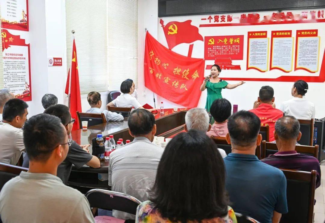 高校推出龙年年货大大大礼包,网友:“羡慕的泪水从嘴里流了出来……”